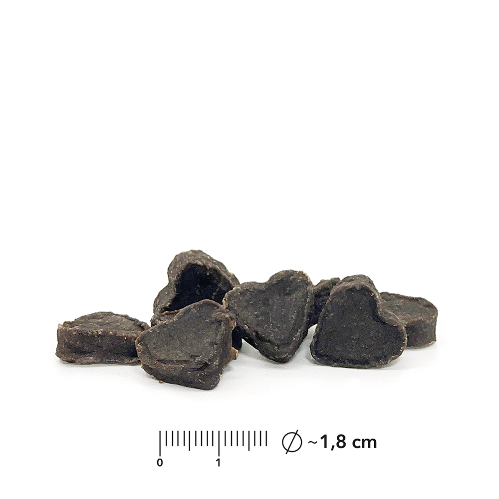 Herzförmige Soft Snacks von entoVITAL CAT mit Massstab, Durchmesser rund 1,8 Zentimeter