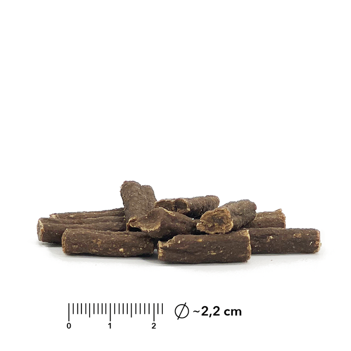 Stäbchenförmige Soft Snacks von entoVITAL DOG mit Massstab, Länge rund 2,2 Zentimeter
