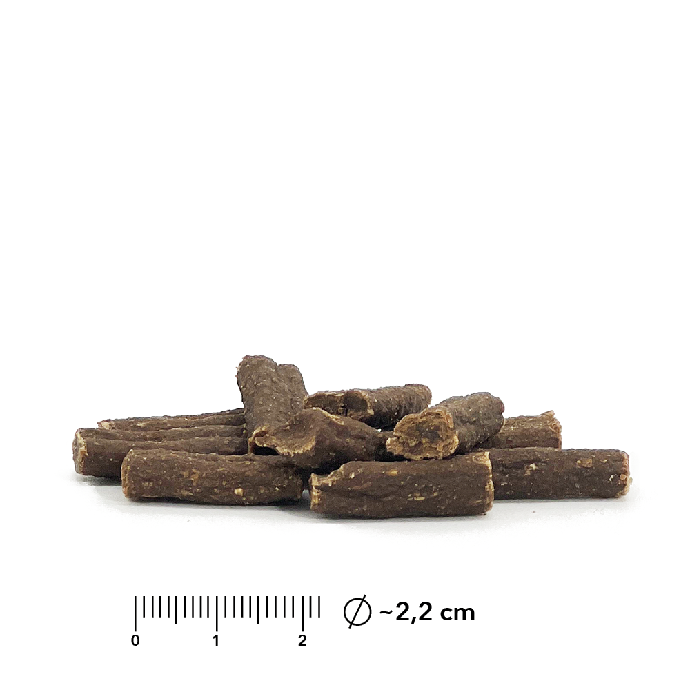 Stäbchenförmige Soft Snacks von entoVITAL DOG mit Massstab, Länge rund 2,2 Zentimeter