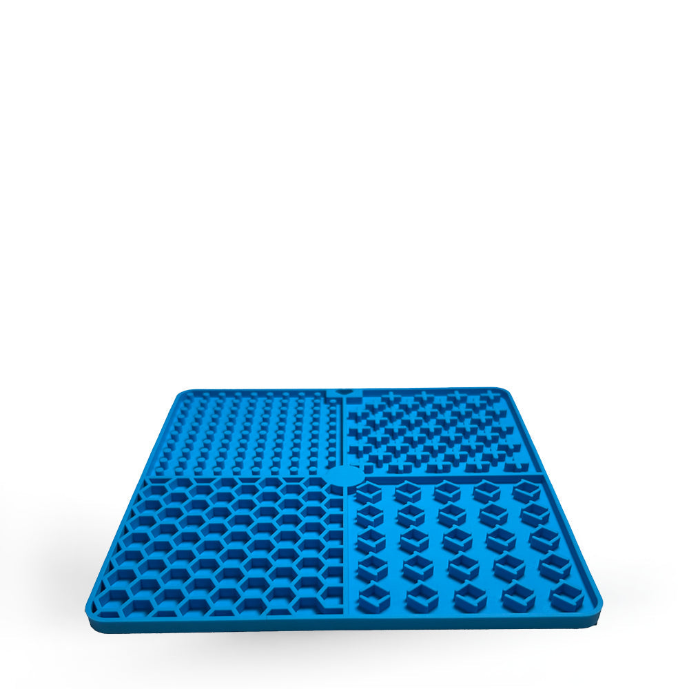 Blaue entoVITAL Schleckmatte aus Silikon mit vier verschiedenen Oberflächenmustern, freigestellt