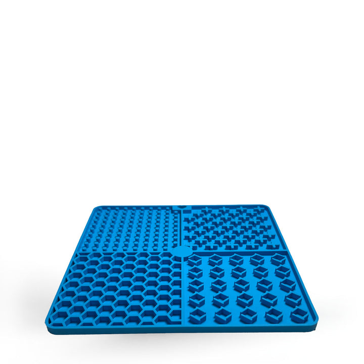 Blaue entoVITAL Schleckmatte aus Silikon mit vier verschiedenen Oberflächenmustern, freigestellt