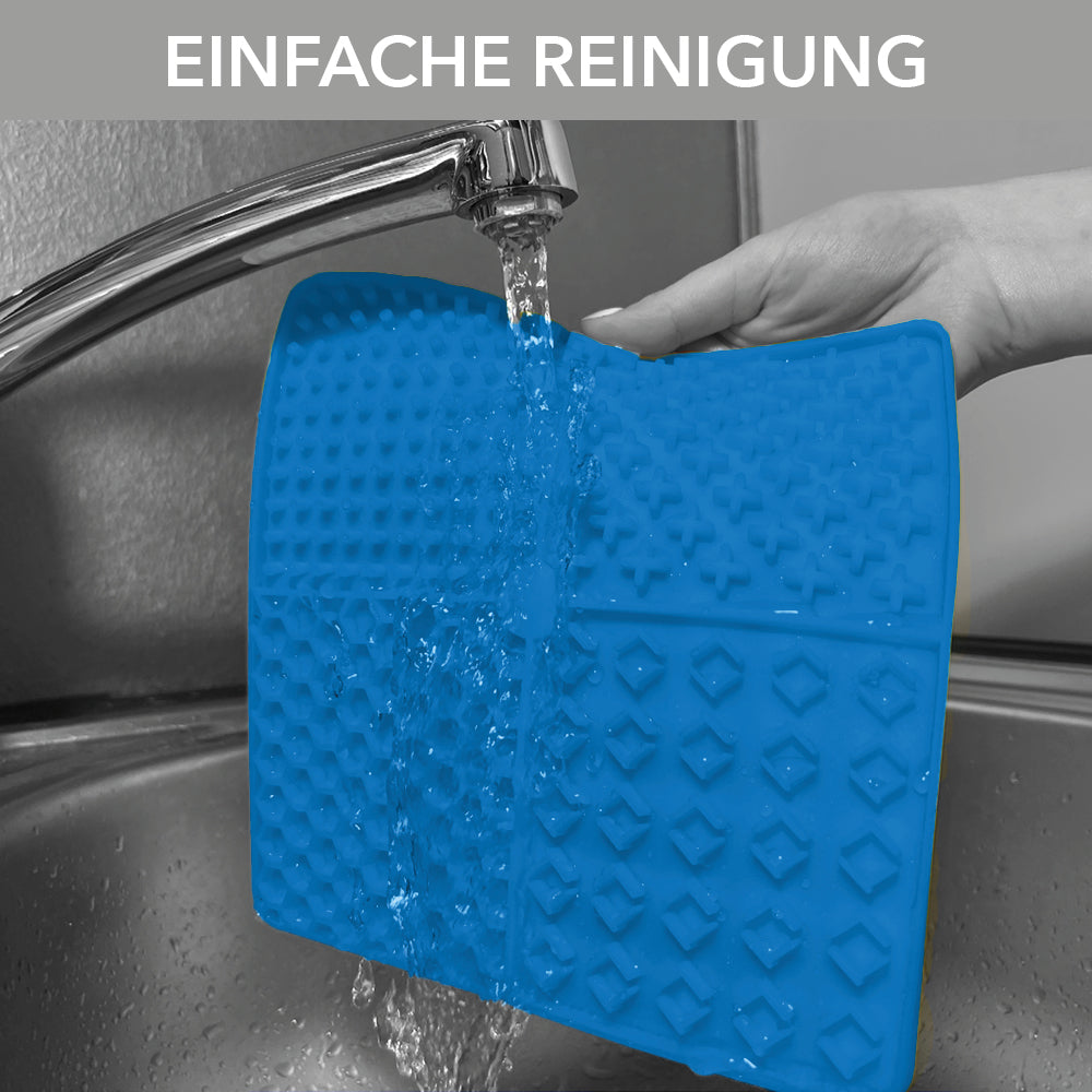 Die entoVITAL Schleckmatte wird unter fliessendem Wasser im Spülbecken gereinigt