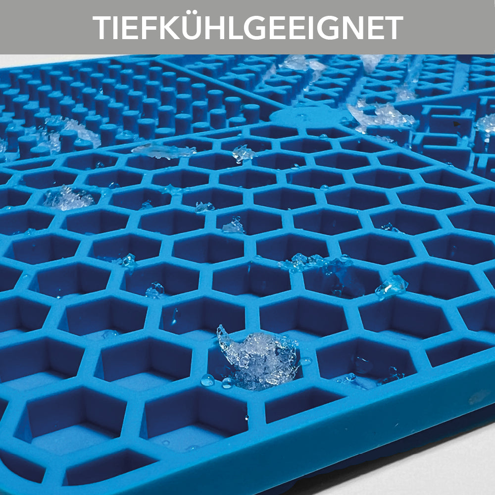 Nahaufnahme der entoVITAL Schleckmatte mit Eisstücken in den Waben, tiefkühlgeeignet