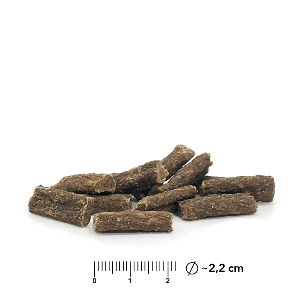 Stäbchenförmige Soft Snacks von entoVITAL DOG HYPOALLERGENIC mit Massstab, Länge rund 2,2 Zentimeter